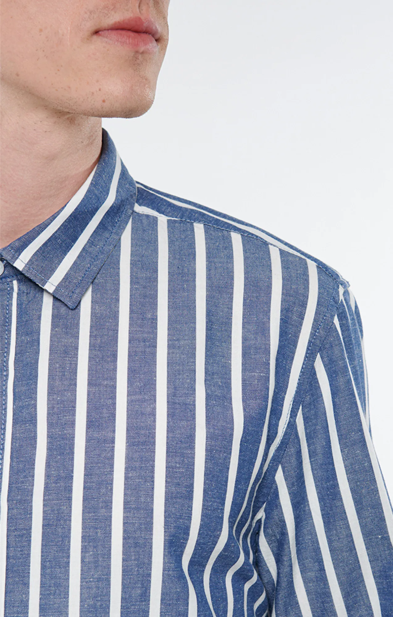 STRIPED BUTTON-UP LONG SLEEVE SHIRT IN WHITE DARK DENIM STRIPE