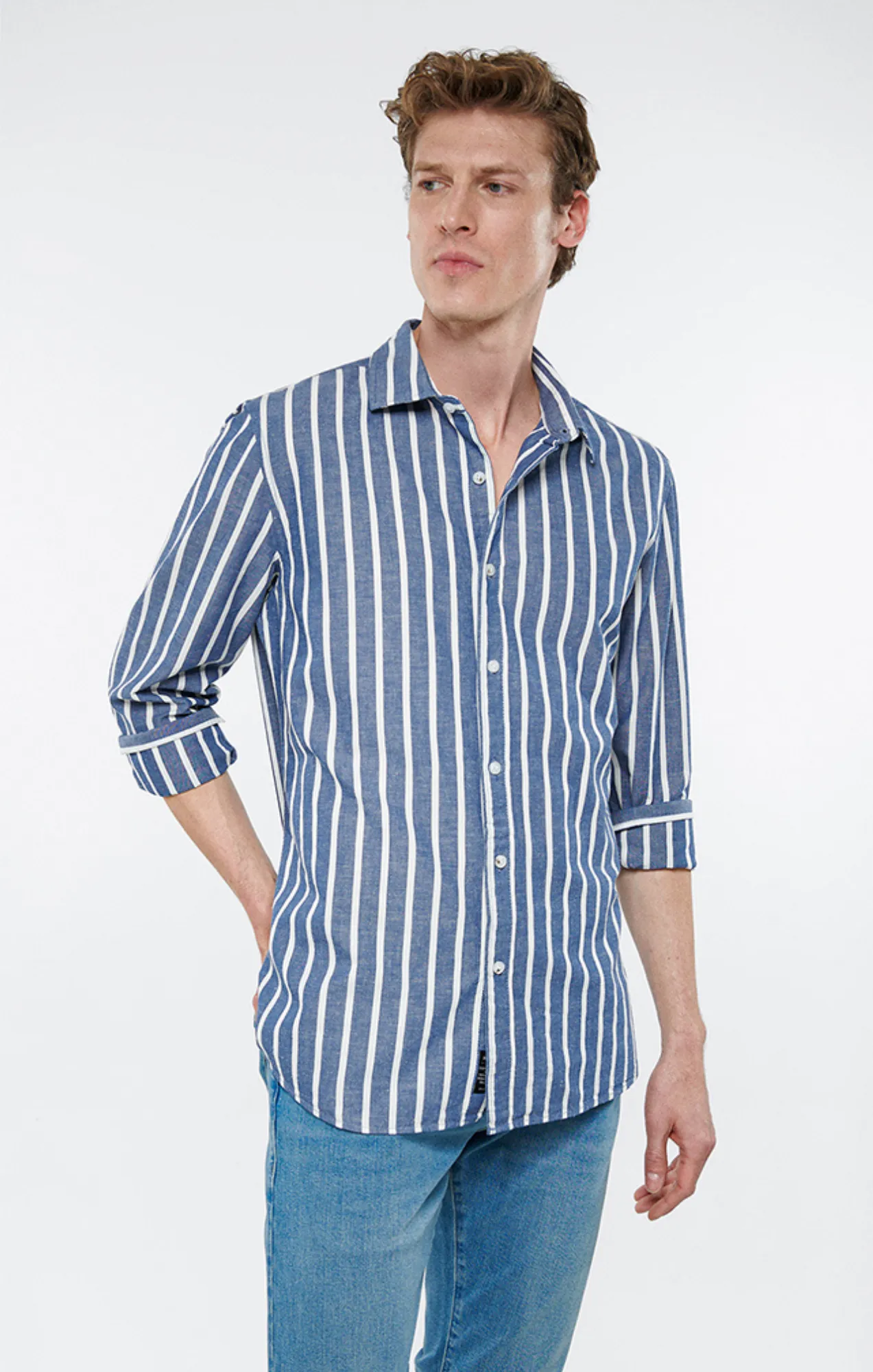 STRIPED BUTTON-UP LONG SLEEVE SHIRT IN WHITE DARK DENIM STRIPE